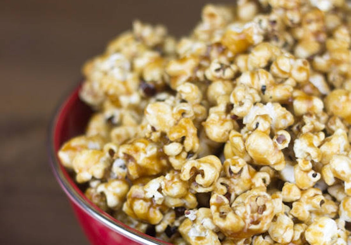 Palomitas de toffee, para una velada de cine con todos sus ingredientes.