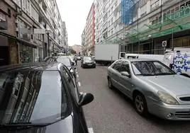 Calle Félix Apellaniz, una de las vías incluidas dentro de la ZBE en Torrelavega.