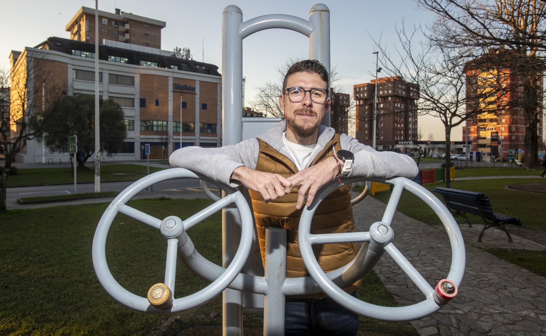 Ángel Madrazo posa en su barrio, Cazoña, donde por las tardes jugaba al salir del colegio, mientras se recupera de la peor lesión de su carrera.