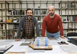Los arquitectos David Ceballos y Carlos Alberto Gómez, en su estudio de Torrelavega, en la antigua biblioteca municipal.