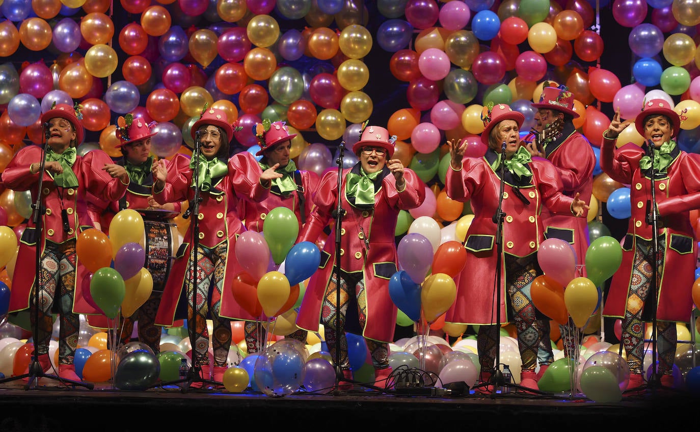 Las Marchosas con sus infinitos globos inundaron de color  el escenario de San Antonio