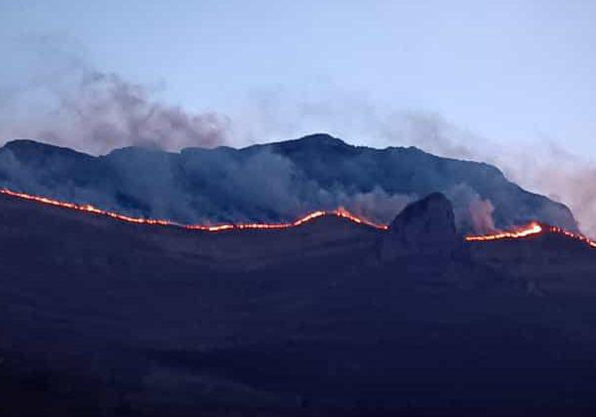 Vista de un incendio en la comarca pasiega en San Roque de Riomiera.