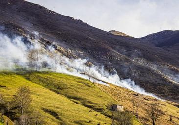 Las cuadrillas contra incendios: «No tenemos trajes suficientes y no cubren las bajas del personal»