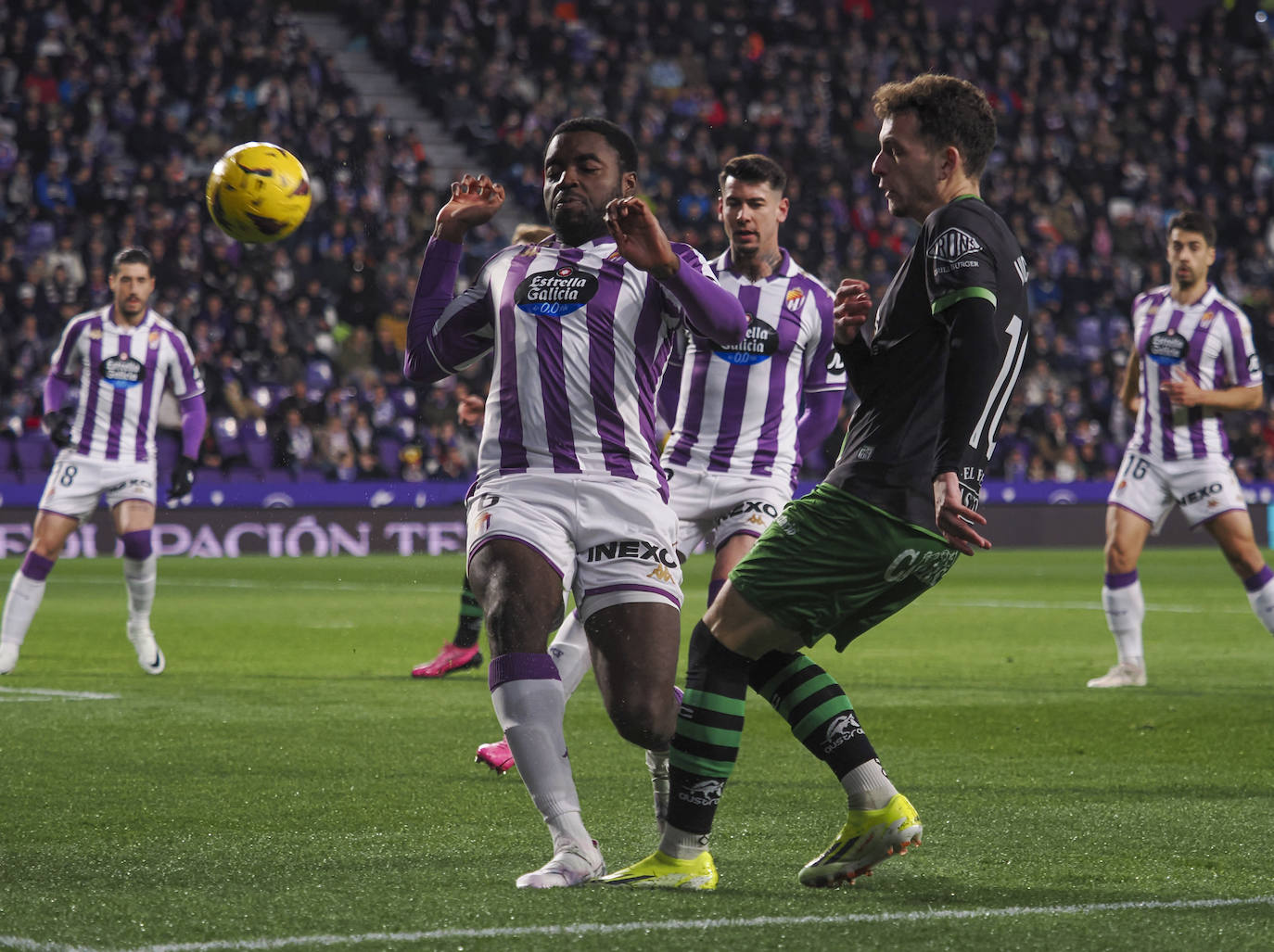 Íñigo Vicente trata de llegar al balón antes que un rival del Valladolid