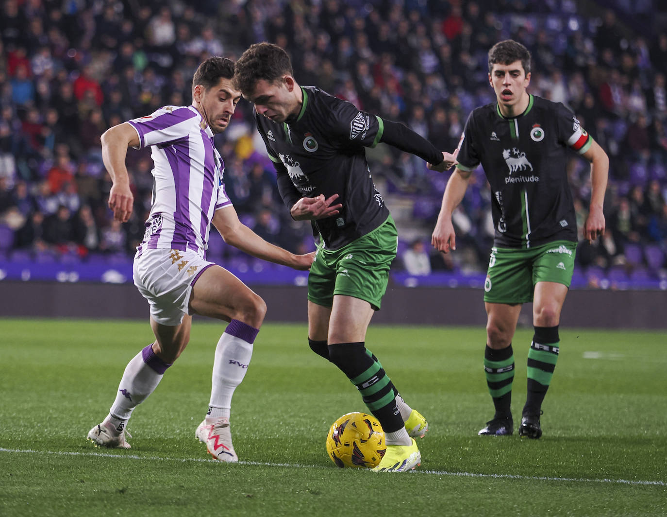 Un jugador del Valladolid intenta robar el balón a Íñigo Vicente