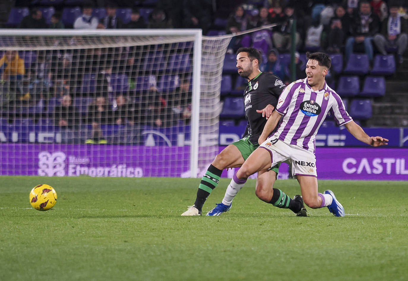 Rubén Alves en una disputa por el balón con un rival