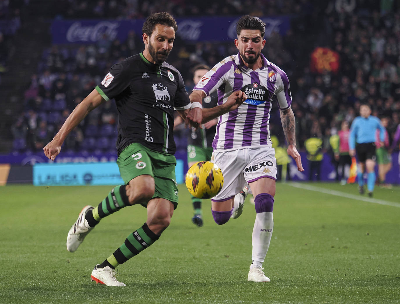 Germán llega a un balón antes que un jugador del Valladolid