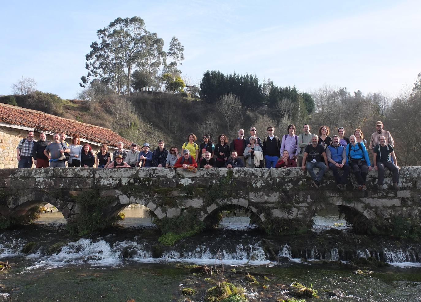 Imagen de este fin de semana del grupo en el puente peatonal medieval sobre el río Ruente.