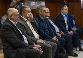 Los siete encausados en el banquillo en el juicio en la Audiencia Provincial de Cantabria iniciado este martes.