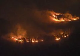 Imagen de uno de los incendios activos este lunes por la noche,