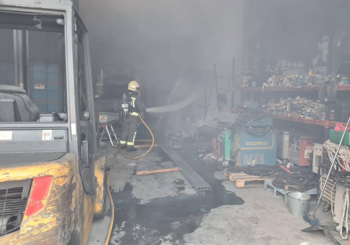 Un trabajador herido en el incendio de una nave industrial en Ramales