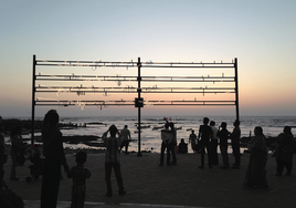 Shilpa Gupta. 'I Live Under your Sky Too', 2004 - presente. Instalación de luz animada, 975 x 487 cm.