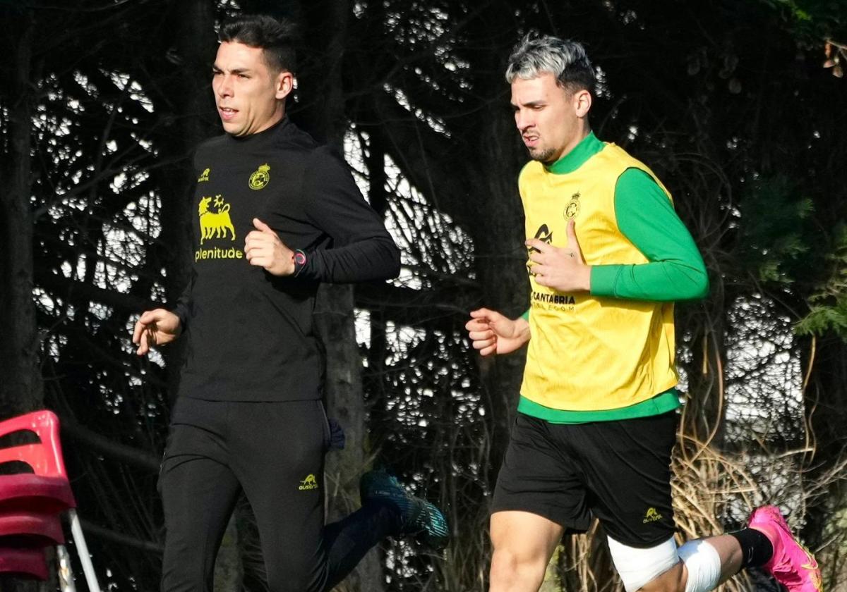 Arana corre ayer junto al preparador físico, Dani Salvador.