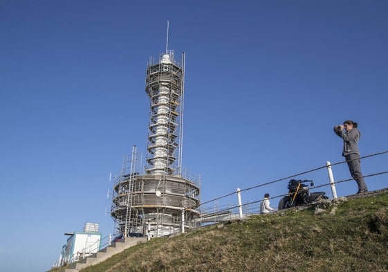 Una pareja disfrutaba esta semana de las vistas desde Peña Cabarga con el 'pirulí' en obras al fondo.