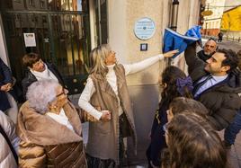 El concejal de Turismo, Fran Arias, y la hija de José, Marietta Villa, descubren la placa.