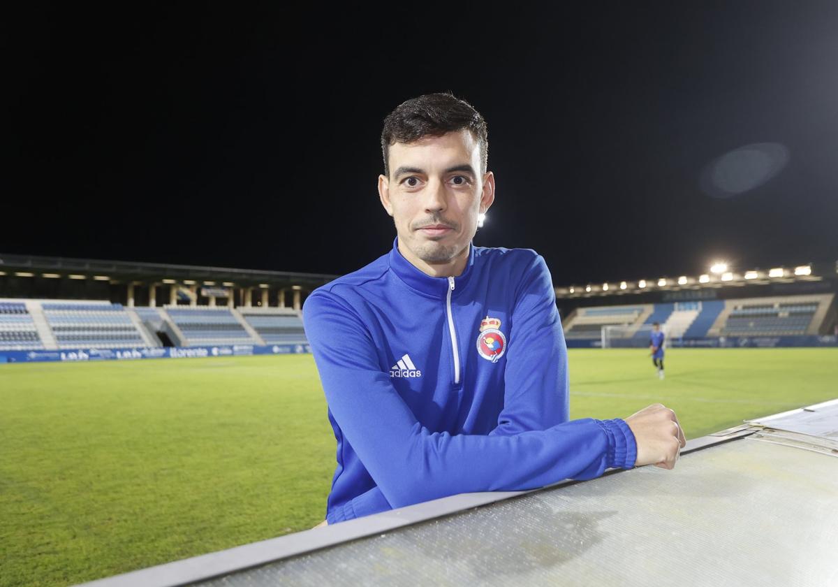 El jugador santanderino Edu Bedia posa en El Malecón.