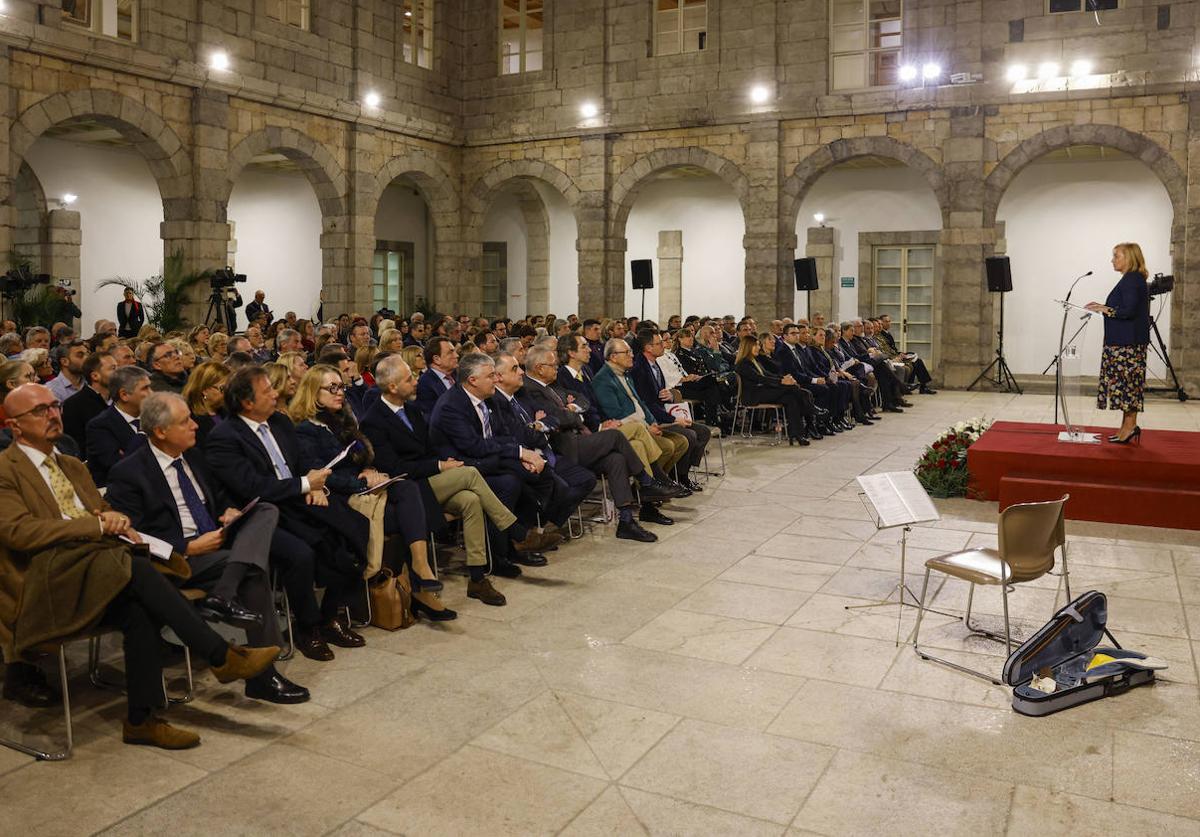 La presidenta del Parlamento,María José González Revuelta, se dirige a los presentes durante su discurso