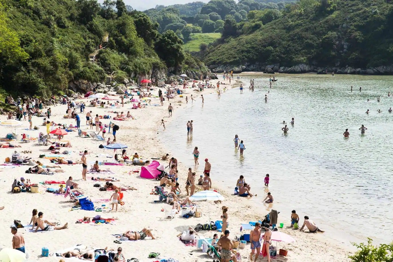 Esta playa de Asturias es de una belleza muy curiosa: junto a la desembocadura del Río Vallina, tiene forma de embudo, lo cual hace que desde sus 150 metros de arenal no se llegue a ver el mar en el horizonte. Esto es así sobre todo durante la bajamar. En cambio, cuando la marea sube, el mar de color esmeralda entra por el canal formado a lo largo de los siglos. El agua mansa, casi una piscina, es ideal para los juegos infantiles. En la playa de Poo los niños y los padres puedes disfrutar sin peligros. Suele estar muy concurrida, por lo que es mejor madrugar para pasar en ella un buen día de playa.