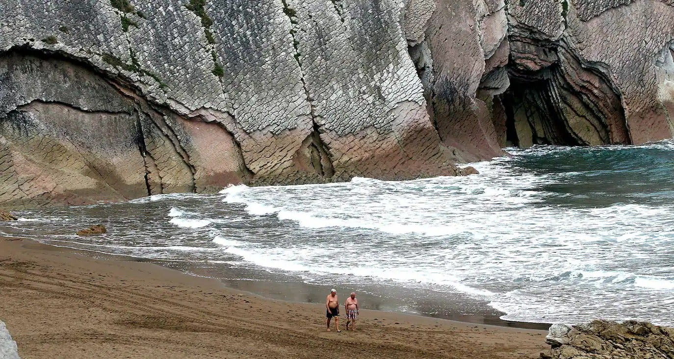Si esta es una de las mejores playas del País Vasco no es solo porque se haya convertido en escenario para la serie Juego de Tronos. Esta playa de arena dorada y no muy extensa (apenas 250 metros) de la localidad de Zumaia, merece también atención por sus impresionantes acantilados de gran valor geológico.