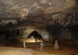 Uno delos grupos de espeleólogos que trabajan en el sistema del Alto del Tejuelo avanza en formación por la canal cavernosa
