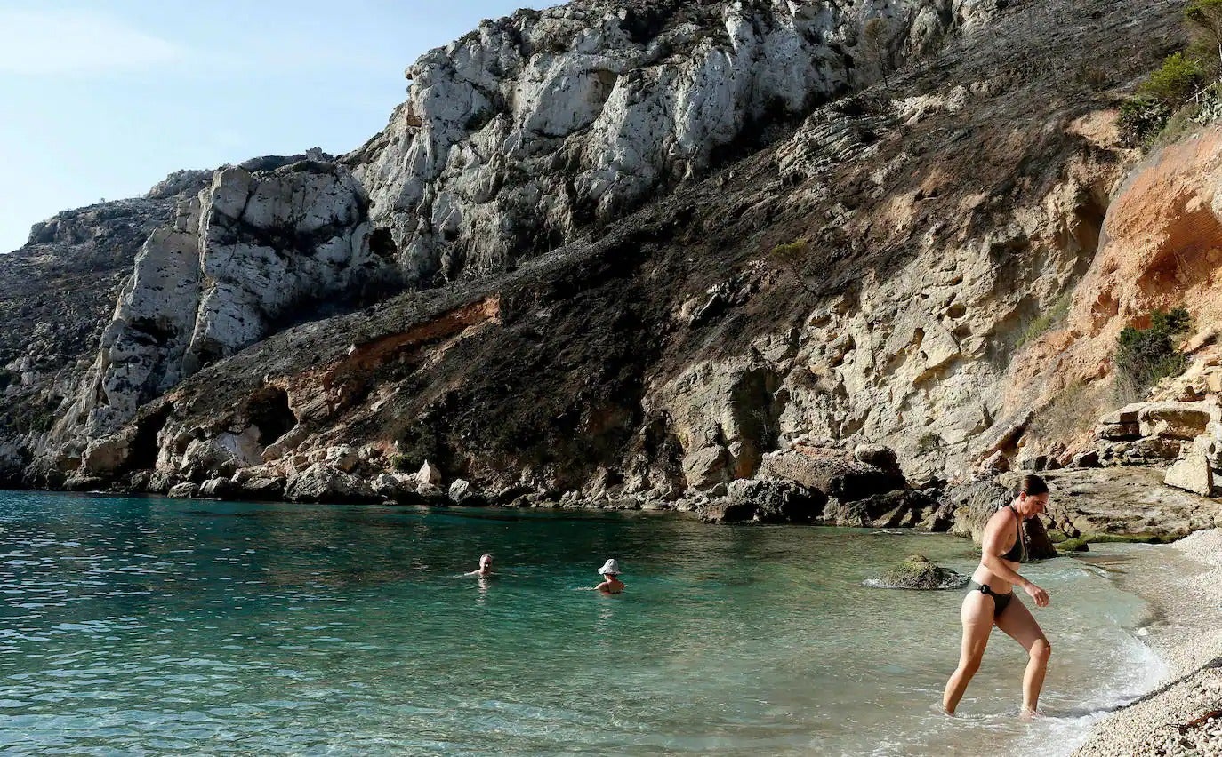 Esta playa es una de las más bonitas de España y sin duda una de las más bellas de Alicante y de la Comunidad Valenciana, según Viajes National Geographic. Caminar temprano por esta playa alicantina abrazada por montañas, escuchando el rumor de las olas y el crujir de los guijarros bajo los pies, produce una grata sensación. Desde la cercana y turística población de Jávea se accede por la carretera que atraviesa el Parque Forestal de La Granadella y que finaliza en el cabo de Nao. En diversas ocasiones esta ensenada ha sido elegida la mejor de España.