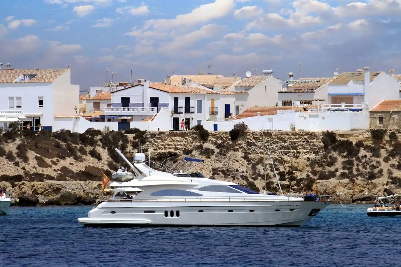 Al pequeño archipiélago de Tabarca se llega en tabarqueras, esos barcos panzudos de color azul que cubren el camino desde el cabo de Santa Pola. Una vez se llega, se encuentran playas como las que se veían en el pasado en el Mediterráneo. Más piedra que arena, pero con un mar impecable, ya que la isla está rodeada de una extensa pradera de Posidonia oceánica. Considerada como Reserva Marina de interés pesquero desde 1986, es un lugar precioso donde darse un buen chapuzón lejos del barullo de la costa valenciana. Para rematar la jornada playera, según Viajes National Geographic, es imprescindible probar un buen caldero tabarquino.