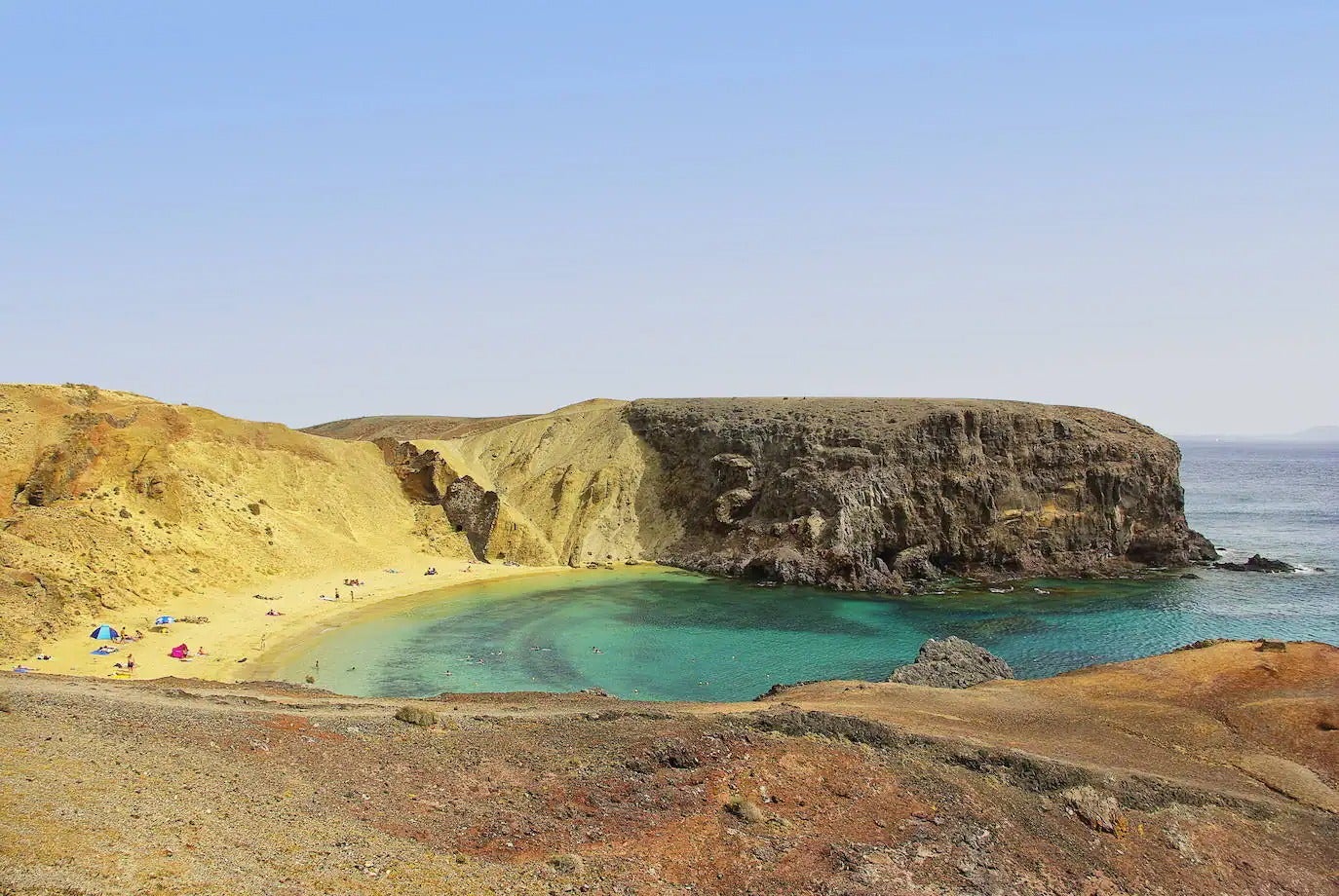 Resguardadas de los vientos del nordeste, en la Costa del Rubicón y al sur de Lanzarote, se extienden las playas de Punta Papagayo, de arena dorada y aguas tranquilas. Están enclavadas en el parque Natural de Los Ajaches. Desde el enclave turístico de Punta Blanca se puede llegar hasta ellas tanto a pie como en bicicleta, por lo que según Viajes National Geographic es una de las mejores playas de España.