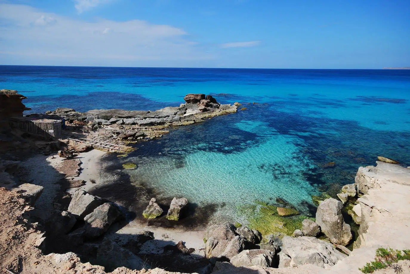 Esta cala es bellísima y una buena elección para desconectar de la rutina en vacaciones. Calò des Mort (una de las playas más bonitas de Formentera, según Viajes National Geographic) es una ensenada que está ubicada en la parte más oriental de la bahía de Migjorn y es una las playas de Islas Baleares con las aguas más calmas y tranquilas, casi una piscina. Es una auténtica delicia poder disfrutar de los ocres y el turquesa del mar bajo un cielo limpio. Lo difícil es marcharse.