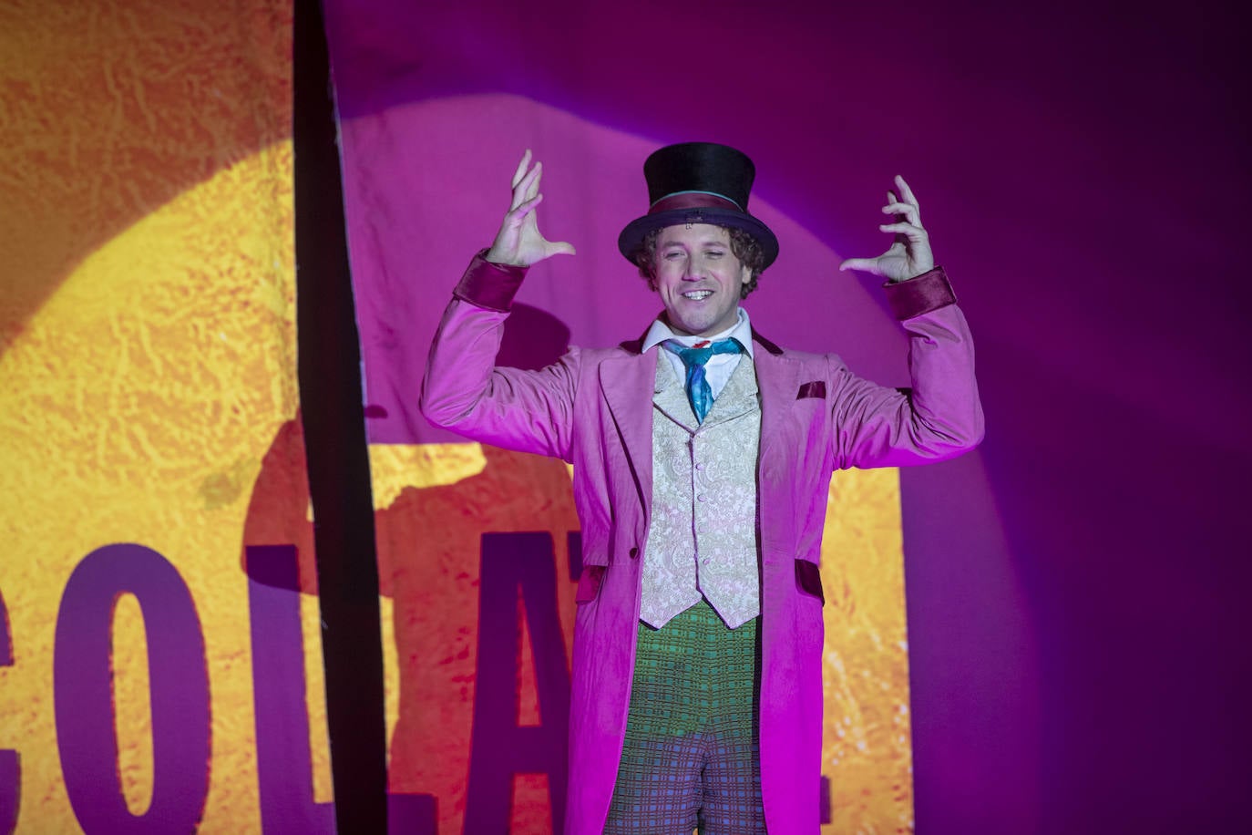 Willy Wonka (Daniel Diges) en el escenario