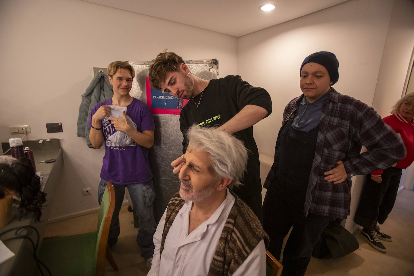 Últimos retoques de maquillaje a Esteban Oliver (que interpreta al abuelo de Charlie) antes de salir a escena