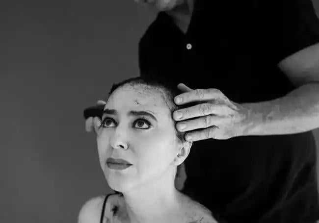 Durante el tratamiento, su marido le cortó el pelo.
