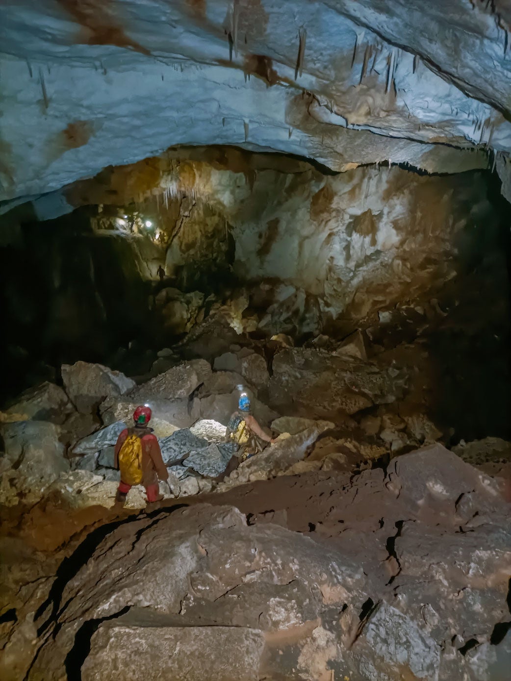 La conexión de esta cueva con cavidades colindantes se ha tejido enlazando decenas de kilómetros de túneles.