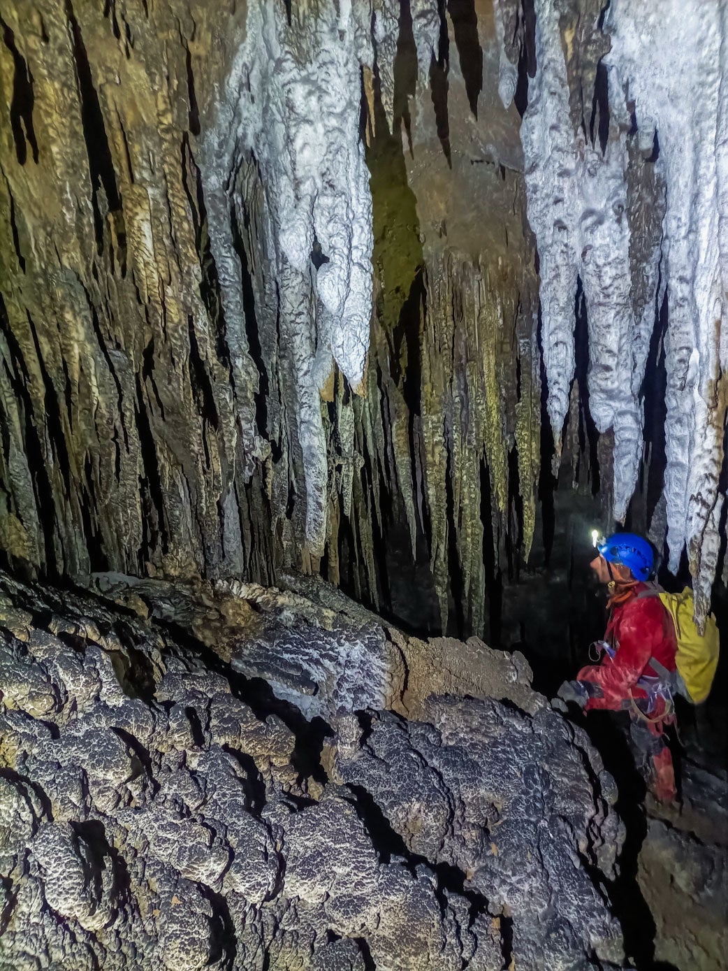 La cueva tiene 206 kilómetros de largo y un desnivel de 622 metros de caída desde su entrada más alta hasta su parte más baja. 