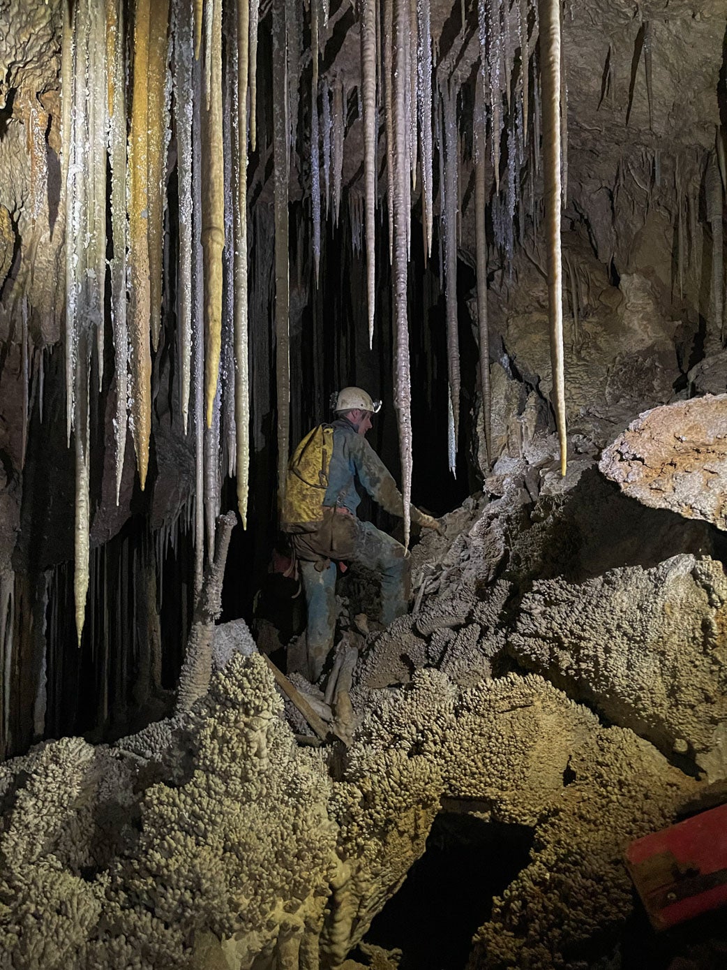 Vista de una formación de estalactitas en el interior de la cueva.