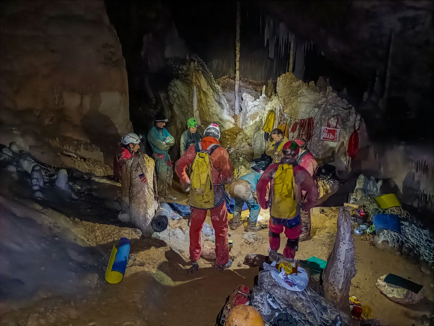 El grupo de expertos trabaja en el interior de la cueva. 