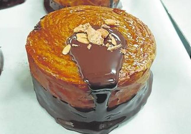 Caracola horneada y rellena de praliné de avellana y chocolate.
