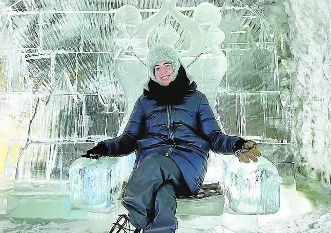 Natalia, rodeada de esculturas de hielo.