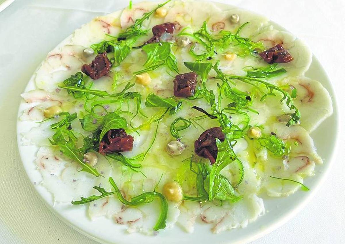 Imagen secundaria 1 - Carpaccio de bacalao y gambón. A la derecha, tarta fina de manzana. 