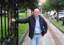 El alcalde regionalista, Gumersindo Ranero, en la puerta de entrada al recinto de la Casa Consistorial.
