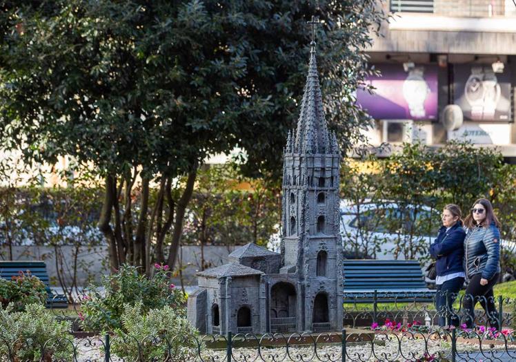 Monumento a la Catedral de Oviedo en la Alameda.