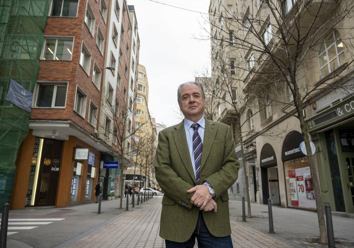 Víctor Gil, el pasado jueves, frente a la sede de laDirección General de Urbanismo, en la calle Lealtad de Santander.