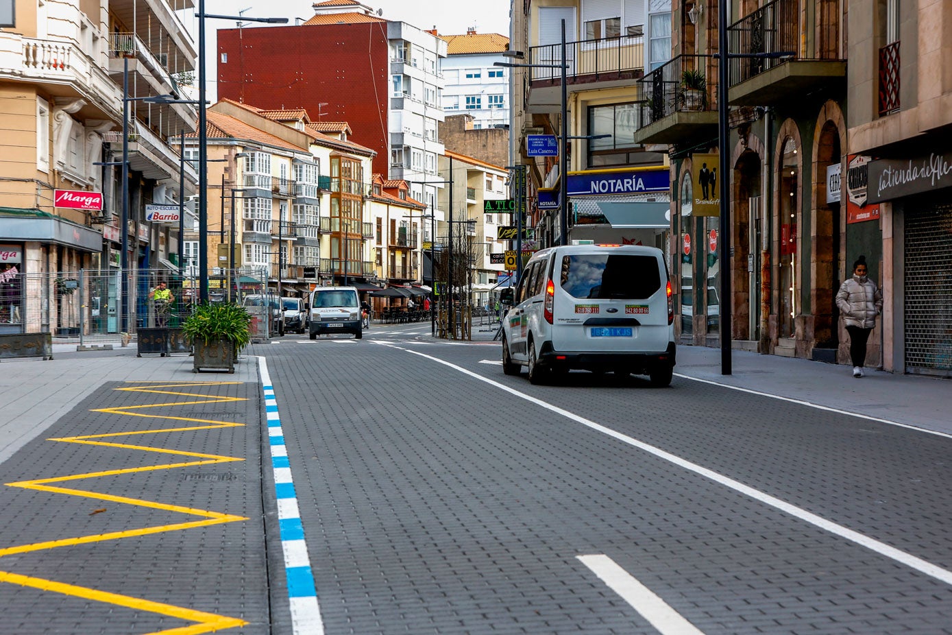 Los peatones agradecen el ancho de las aceras, ahora a la misma altura que la calzada.