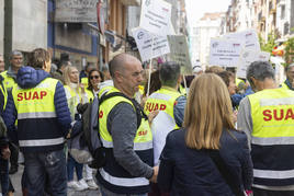Profesionales de los Servicios de Urgencias de Atención Primaria (SUAP), en mayo de 2023, durante las protestas que realizaron frente a la sede del Gobierno de Cantabria.