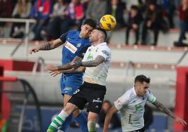 Manu Hernando pelea por un balón aéreo con Jauregi.