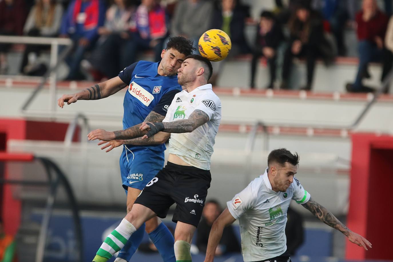 Manu Hernando y Jauregi disputan el balón.