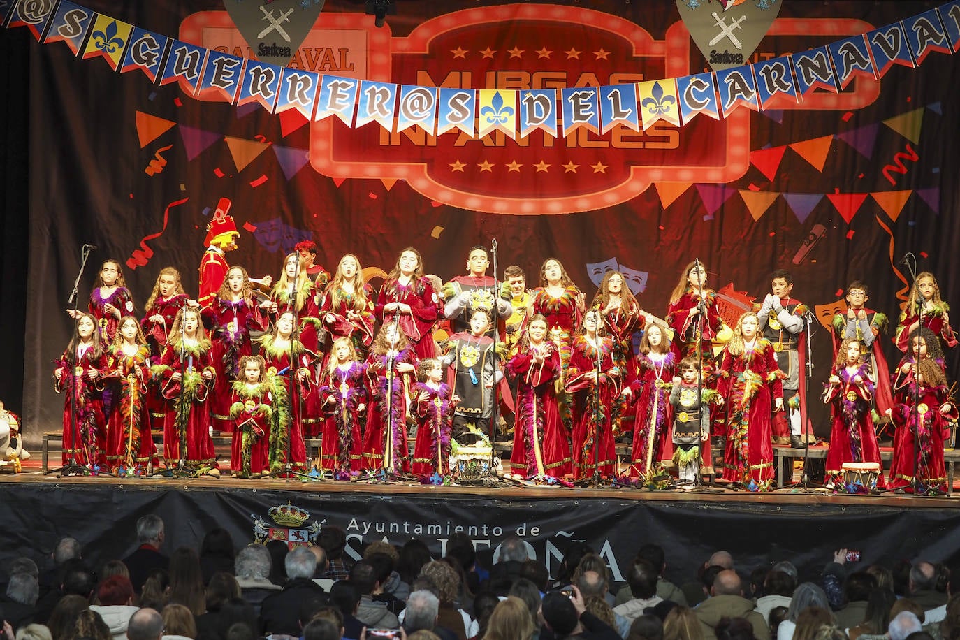 La murga, como es habitual interpretó, una copla en lenguaje de signos. 