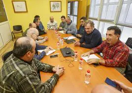 La mayoría del sector se reunió ayer en el Ferial de Torrelavega para desligarse de la protesta de hoy.