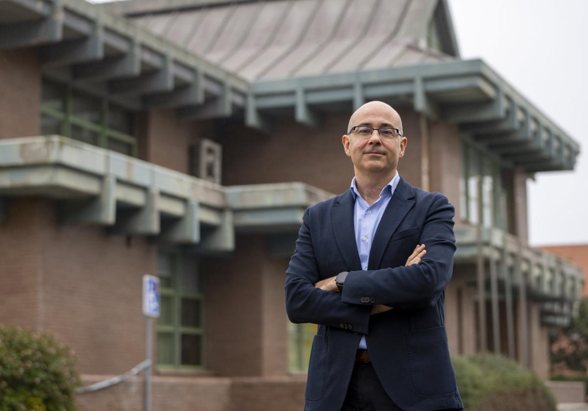 Santiago Fuente Sánchez, nuevo gerente de la UC, frente al pabellón de gobierno de la Universidad.