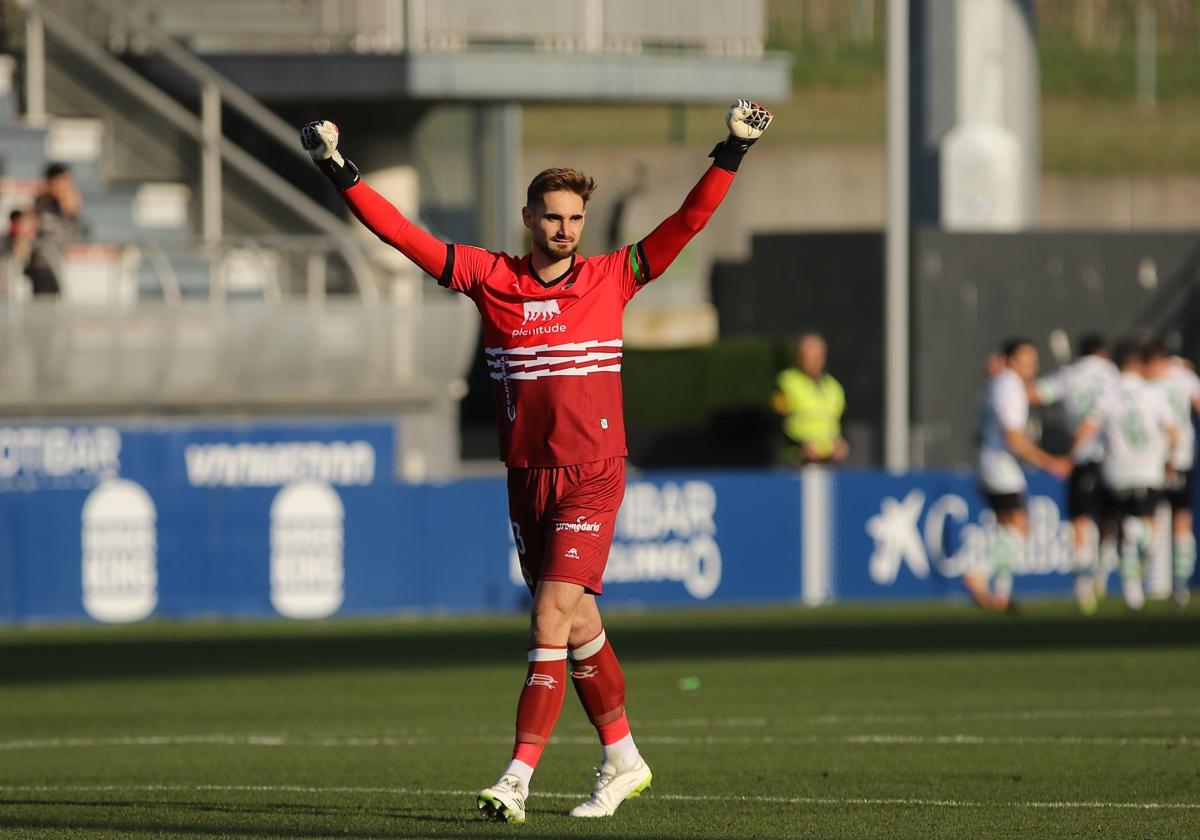 Jokin Ezkieta celebra el tanto de Dani Fernández en Lezama.