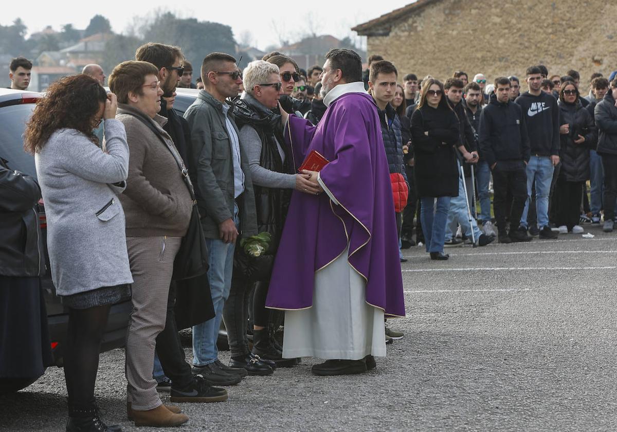 Más de 500 personas, que el domingo ya se concentraron frente al Ayuntamiento de Polanco en apoyo a la familia de Carlos Cubillas, acudieron ayer al funeral oficiado en la iglesia parroquial de la misma localidad.